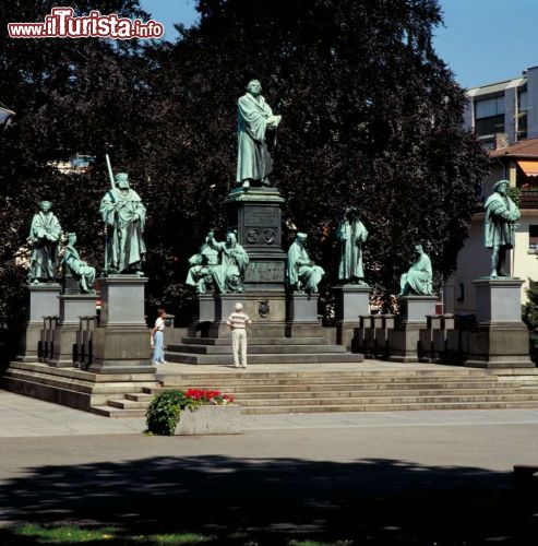 Immagine Il memoriale di Martin Lutero a Worms, Germania. Costruito da Ernst Rietschel nel 1868 in onore del riformatore tedesco, è considerato a livello mondiale come il più importante monumento alla Riforma protestante.