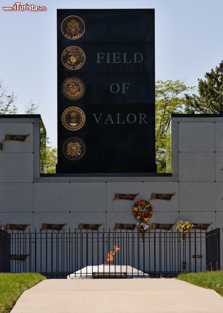 Immagine Il Memoriale Field of Valor War al cimitero Crown Hill di Indianapolis, Indiana. Questo luogo onora i veterani che hanno servito il paese sacrificando la loro vita.