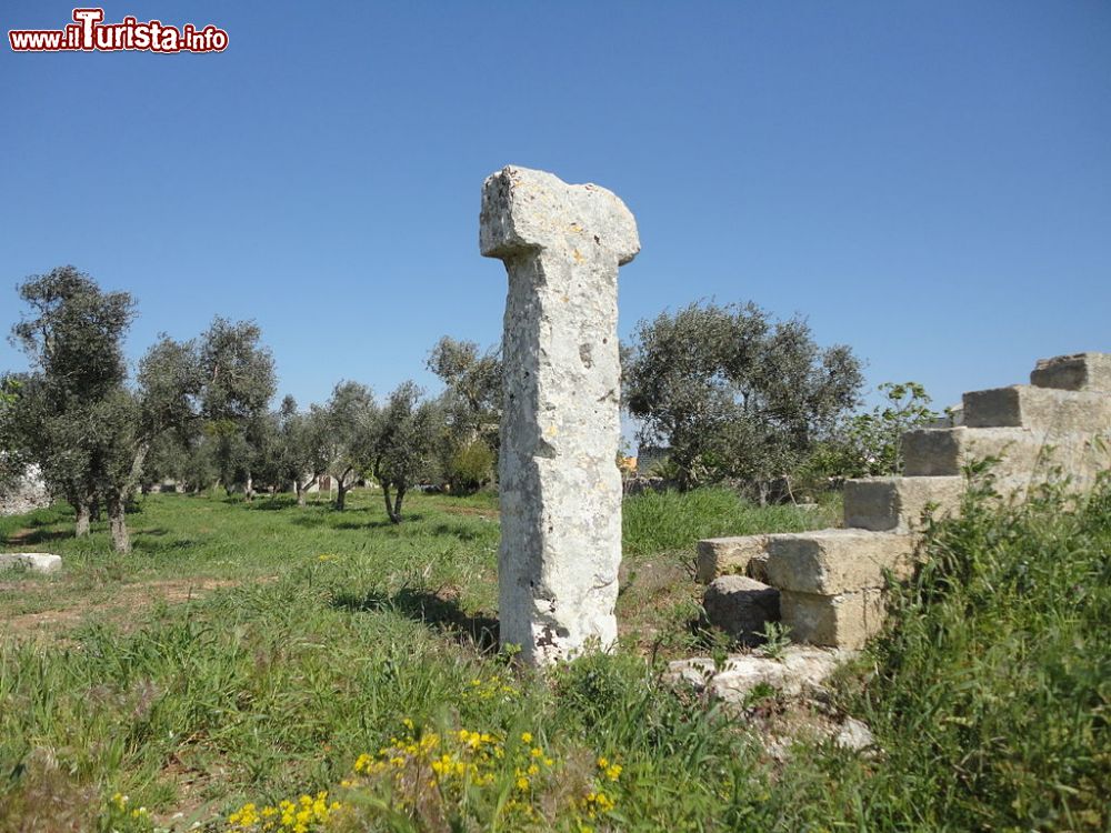 Immagine Il Menhir Vardare alla periferia di Diso in Salento, archeologia Puglia - © Lupiae, CC BY-SA 3.0, Wikipedia