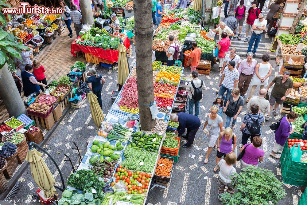 Immagine Il Mercado dos Lavradores è il più famoso mercato della città di Funchal (Madeira), visitato dai turisti e frequentato anche dalle persone del posto - foto © T.W. van Urk / Shutterstock.com