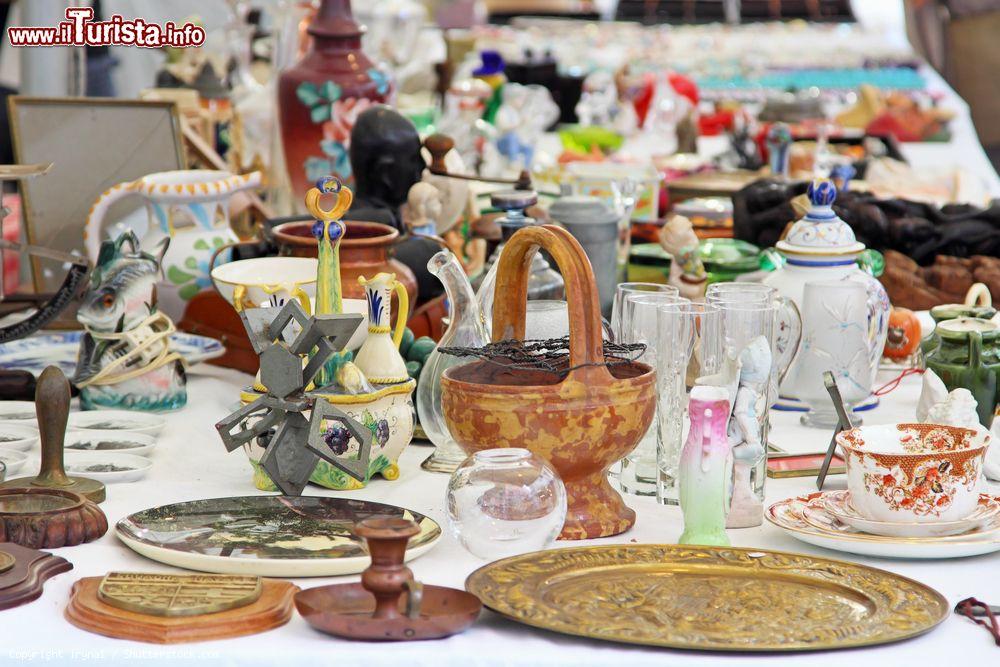 Immagine Il mercatino dell'Antiquariato di Sarzana in Liguria - © iryna1 / Shutterstock.com