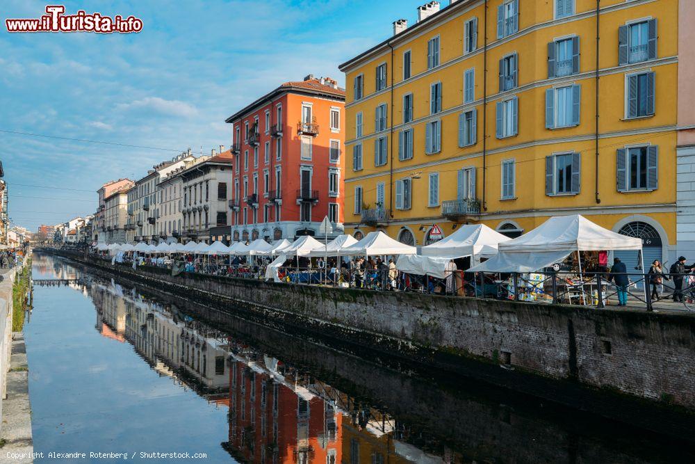 Immagine Il Mercatino dell'Antiquariato sul Naviglio Grande di Milano - © Alexandre Rotenberg / Shutterstock.com