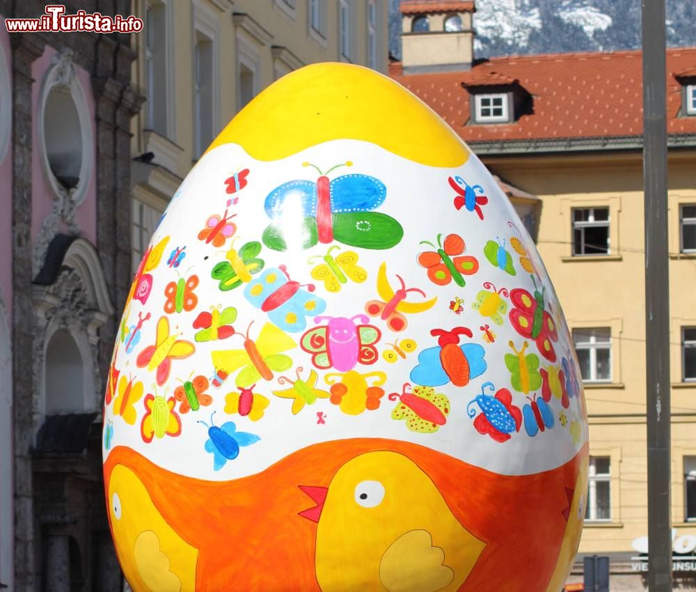 Immagine Il mercatino di Pasqua di Innsbruck sulla Maria-Theresien Strasse, Tirolo (Austria) - © RukiMedia / Shutterstock.com