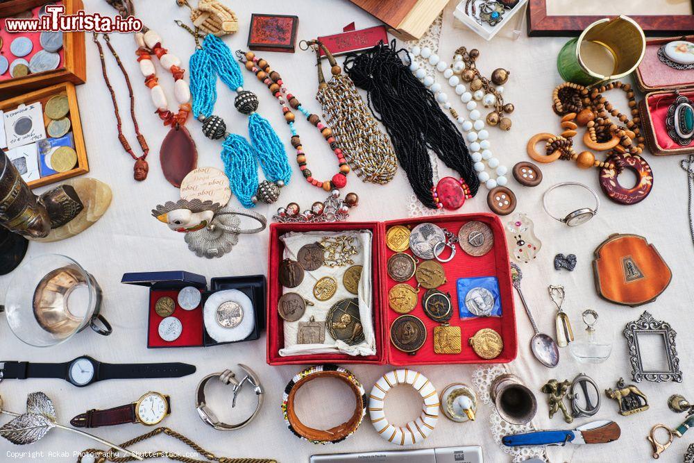 Immagine Il mercatino vintage e delle pulci a Campagnano di Roma nel Lazio. - © Ackab Photography / Shutterstock.com