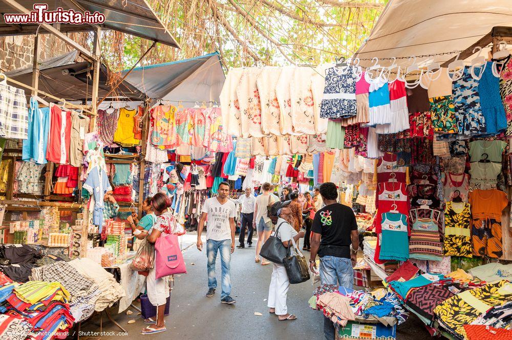 Immagine Il mercato cittadino di Port Louis, Mauritius, Africa, con bancarelle di abiti - © photosounds / Shutterstock.com