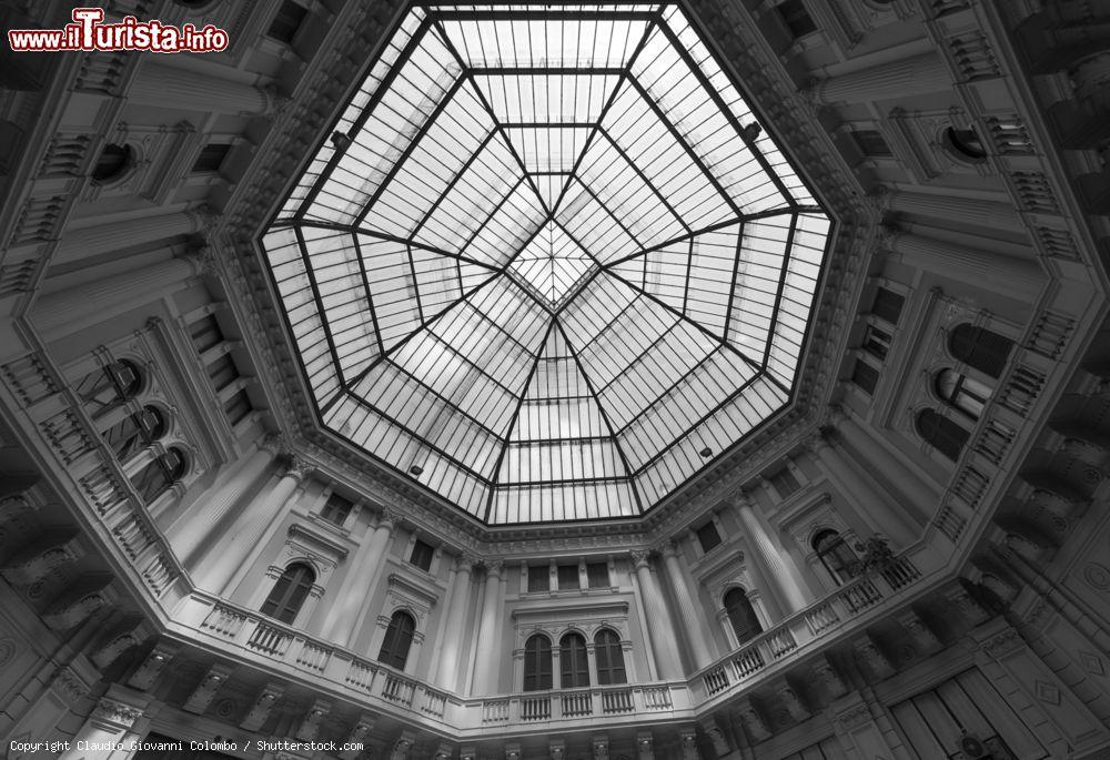 Immagine Il mercato coperto di Pavia con la Cupola Arnaboldi, Lombardia. Questo centro di contrattazione commerciale venne progettato da Ercole Balossi su richiesta del sindaco dell'epoca Bernardo Arnaboldi Gazzaniga. A rendere caratteristico l'edificio è la moderna copertura realizzata con un'armatura in ferro e doppi vetri trasparenti - © Claudio Giovanni Colombo / Shutterstock.com