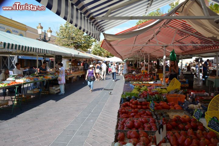 Immagine Il mercato dei fiori in Corso Saleya a Nizza, Francia. Il più ampio spazio pedonale della città, Cours Saleya, ospita nell'omonima piazza il mercato dei fiori che ogni giorno richiama i turisti di mezzo mondo.