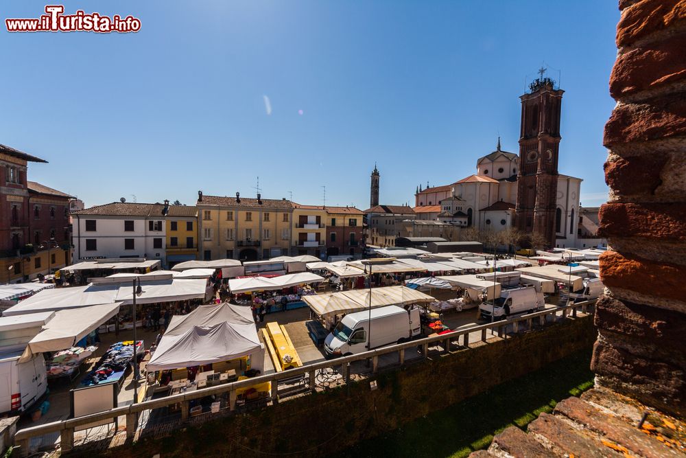 Immagine Il Mercato del venerdi di Galliate, Piemonte