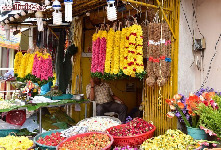 Immagine Il mercato di Chala a Trivandrum, India: un negozietto di ghirlande di fiori e fiori recisi - ©Ajayptp / Shutterstock.com