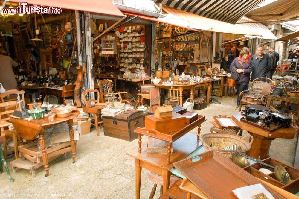 Immagine Il mercato di Les Puces de Saint-Ouen presso la Porte de Clignancourt a nord di Parigi  - © Stefano Ember / Shutterstock.com