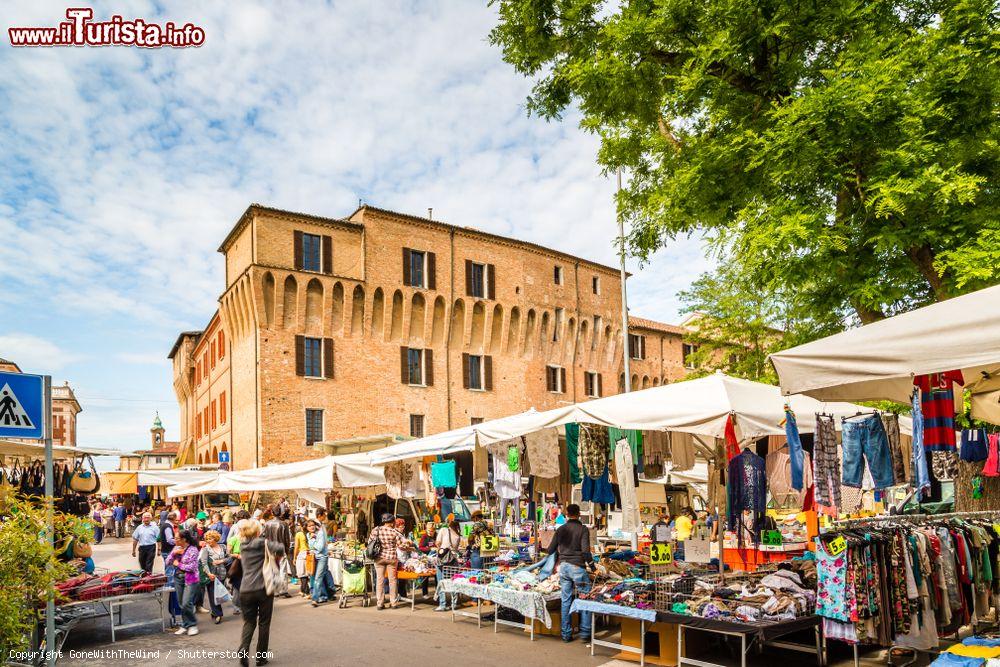 Immagine Il mercato di Lugo del mercoledì mattina e la Rocca, il Castello Estense - © GoneWithTheWind / Shutterstock.com