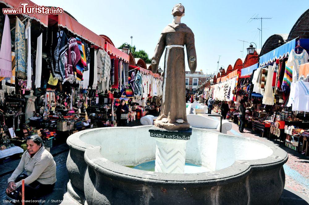 Immagine Il mercato El Parian a Puebla City, Messico. Si tratta del più grande mercato della città oltre che dell'unico con oggetti tradizionali fatti a mano. E' il più visitato dai turisti - © ChameleonsEye / Shutterstock.com