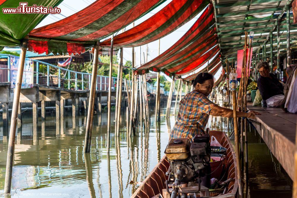 Immagine Il mercato galleggiante di Wat Takien a Nonthaburi, Thailandia. Qui si vendono prodotti freschi - frutta e verdura - coltivati nelle piantagioni locali - © PongMoji / Shutterstock.com