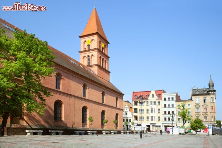 Immagine Il mercato nella città nuova di Torun, Polonia. La piazza che ospita il mercato nella Nowe Miasto, la parte nuova della cittadina polacca - © Julia Kuznetsova / Shutterstock.com