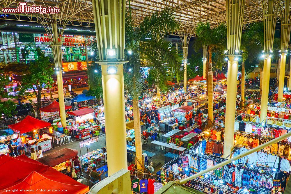 Immagine Il mercato notturno di Banzaan Night Bazaar a Patong in Thailandia - © eFesenko / Shutterstock.com