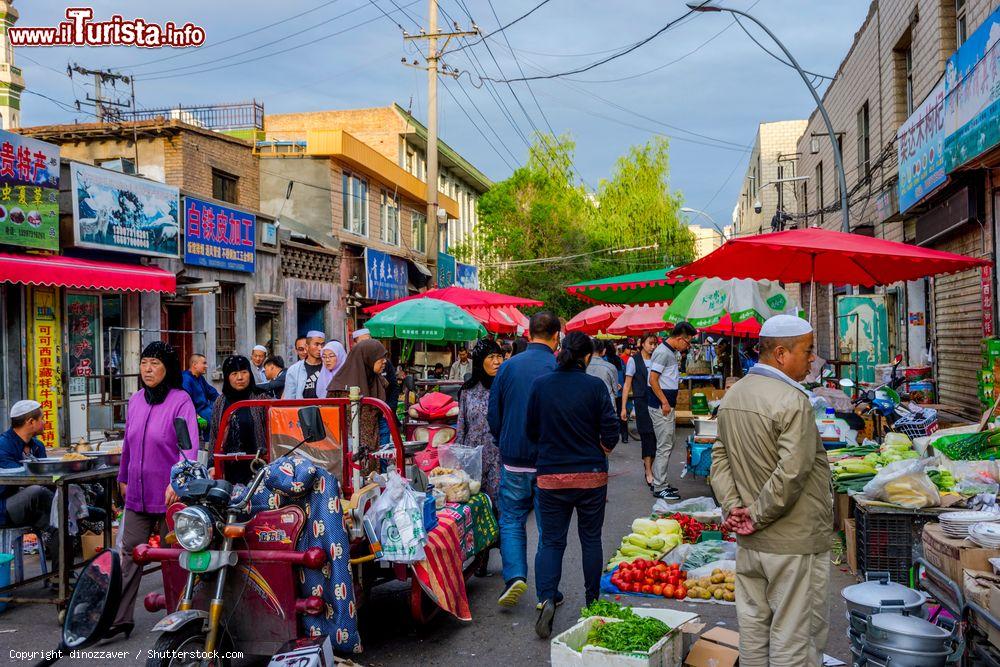 Immagine Il mercato pomerifinao Uyghur a Xining, la capitale dello Qinghai in Cina - © dinozzaver / Shutterstock.com