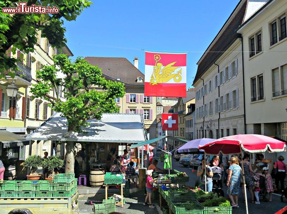 Immagine Il mercato settimanale nel centro storico di Porrentruy, in Svizzera - © Sonia Alves-Polidori / Shutterstock.com