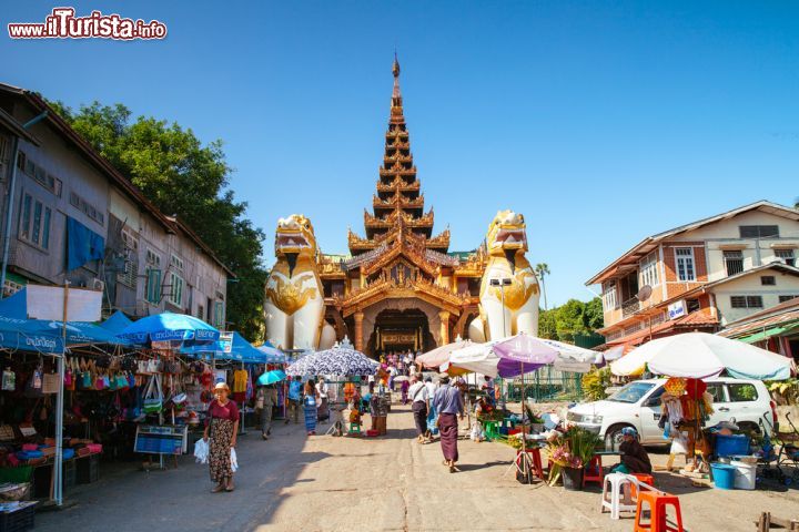 Immagine Il mercato tradizionale alla porta est della pagoda di Shwedagon a Yangon, Myanmar - © Sean Hsu / Shutterstock.com