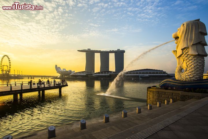 Immagine Il Merlion, la celebre statua con testa di leone e corpo di pesce, è una delle principali attrazioni di Singapore. Disegnata per l'ufficio del turismo nel 1964 da Fraser Brunner ed utilizzata come logo sino al 1997, questa statua è costata circa 165 mila dollari singaporesi: seppur siano pochi ad apprezzarla per la sua bellezza, merita sicuramente recarsi sul posto per ammirare il panorama su Marina Bay, specialmente durante lo spettacolo di luci del Marina Bay Sands che si tiene due volte a serata. Secondo quanto raccontato dall'ufficio del turismo il corpo di pesce e la testa di leone della statua richiamerebbero la storia del leggendario San Nila Utama che vide un leone mentre stava cacciando su un'isola divenuta poi il porto di Temasek su cui si trova Singapore- © 140628544 / Shutterstock.com