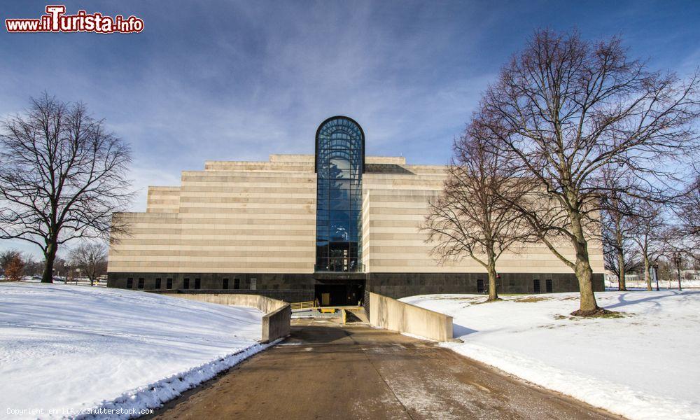 Immagine Il Michigan History Center nel centro di Lansing (Stati Uniti) in inverno con la neve. Ospita la biblioteca pubblica e gli archivi cittadini - © ehrlif / Shutterstock.com