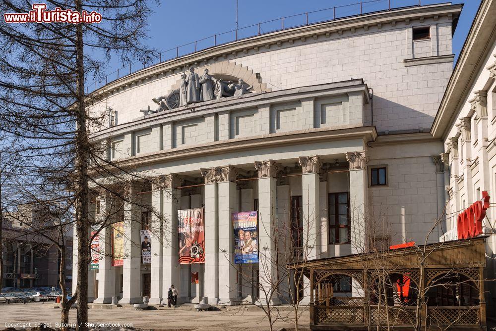 Immagine Il Military Officer's Community Center di Ekaterinburg, Russia. Costruita fra il 1938-1941, sino al 1946 è stata chiamata Casa dell'Armata Rossa - © Sergei Butorin / Shutterstock.com