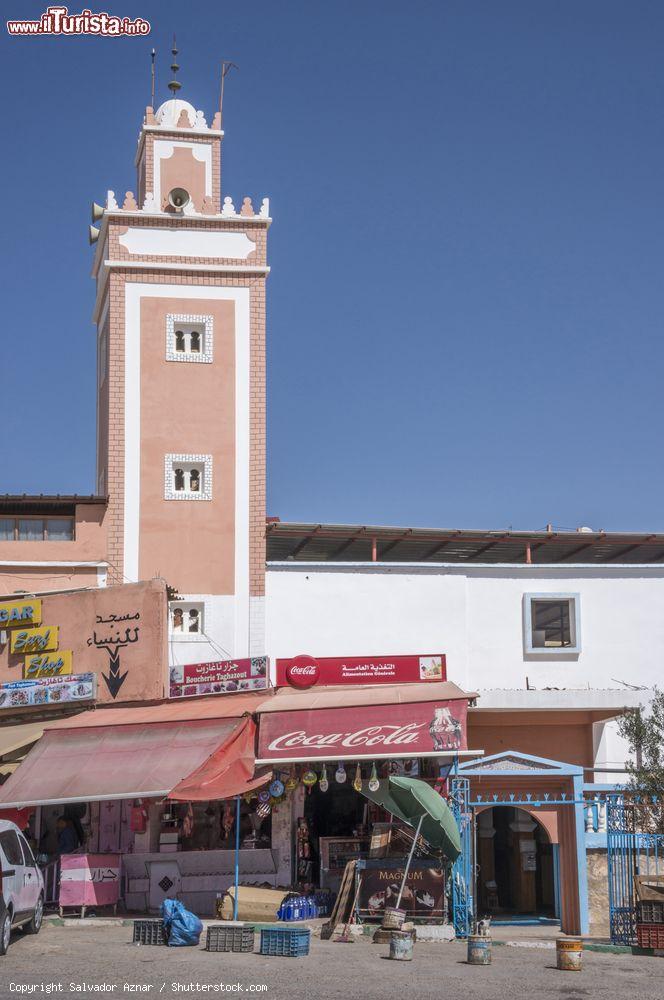 Immagine Il minareto della piccola moschea di Taghazout, Marocco. Si innalza sopra le botteghe della principale strada della città - © Salvador Aznar / Shutterstock.com