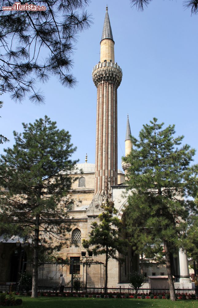 Immagine Il minareto di una moschea a Amasya, Turchia.