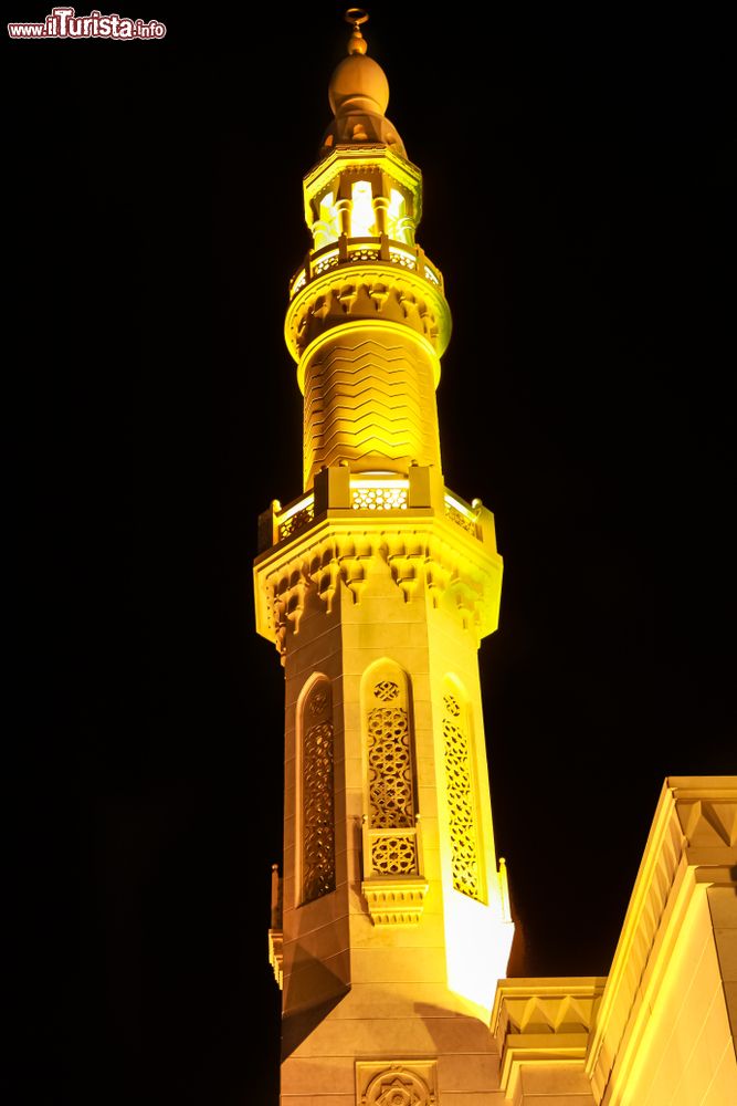 Immagine Il minareto illuminato della Moschea di Jumeirah a Dubai, UAE. Fra i simboli della città, questa moschea che accoglie sino a 1200 fedeli ed è costruita in pietra bianca, secondo la tradizione fatimide medievale, è l'unica ad accogliere la visita di non musulmani.