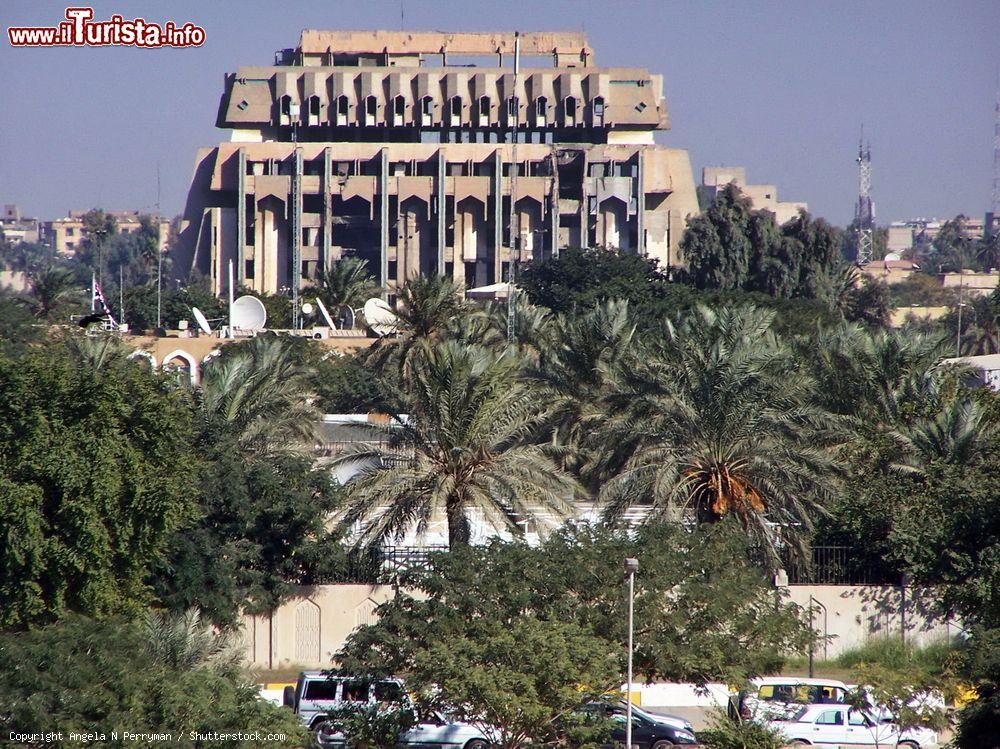 Immagine Il Ministero della Difesa irachena visto dal Monumento al Milite Ignoto di Baghdad - © Angela N Perryman / Shutterstock.com