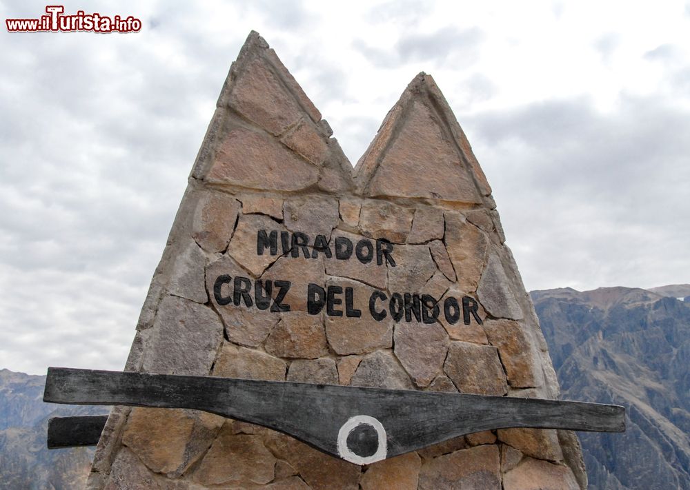 Immagine Il Mirador Cruz del Condor nel Colca Canyon, Perù. E' il miglior punto da cui osservare il volteggiare dei condor nel canyon.