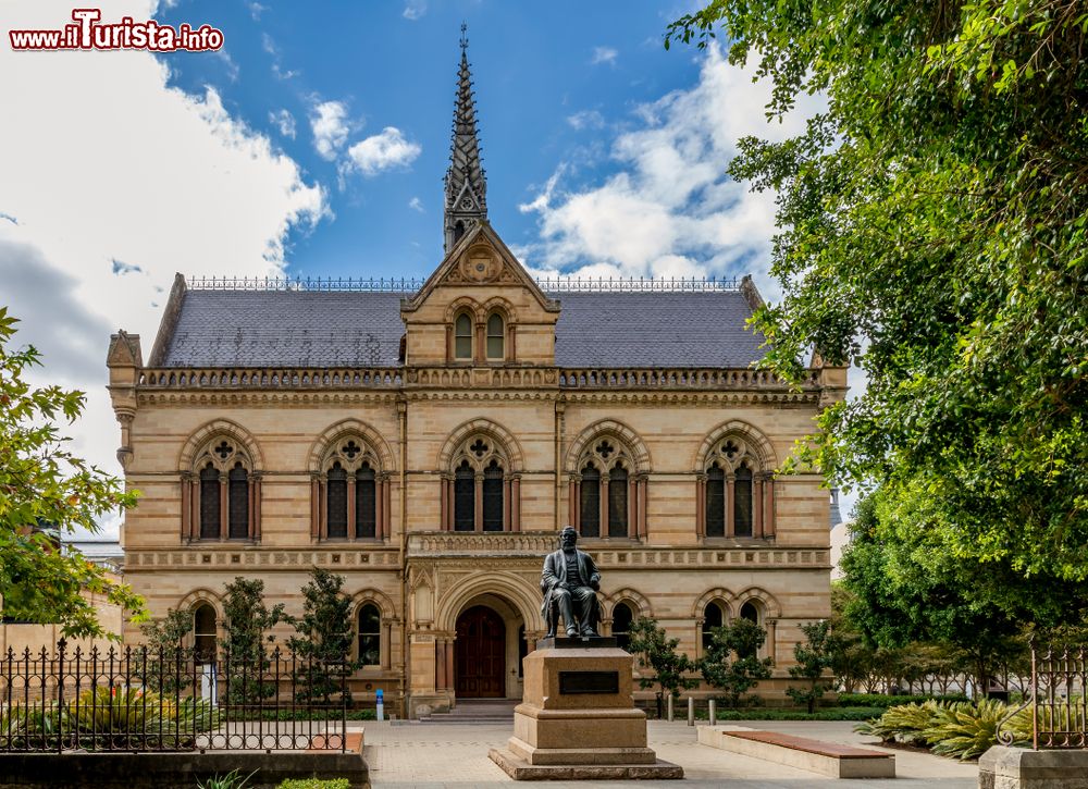 Immagine Il Mitchell Building dell'University of Adelaide, Australia. Primo edificio dell'università cittadina, la sua progettazione venne affidata nel 1877 all'architetto James MacGeorge.