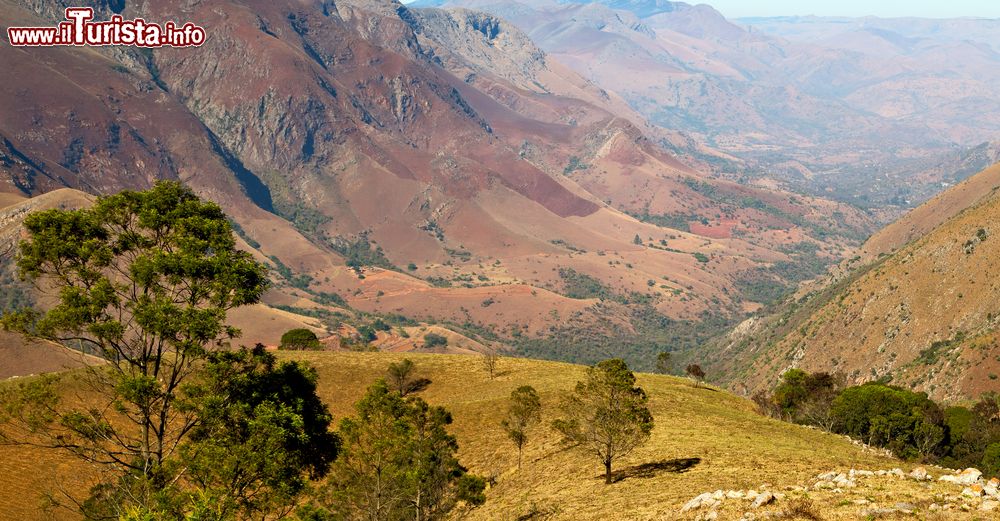 Immagine Il Mlilwane Wildlife Sanctuary nello Swaziland, Africa. Le pianure del sud si estendono sino al suggestivo monte Nyonyane.