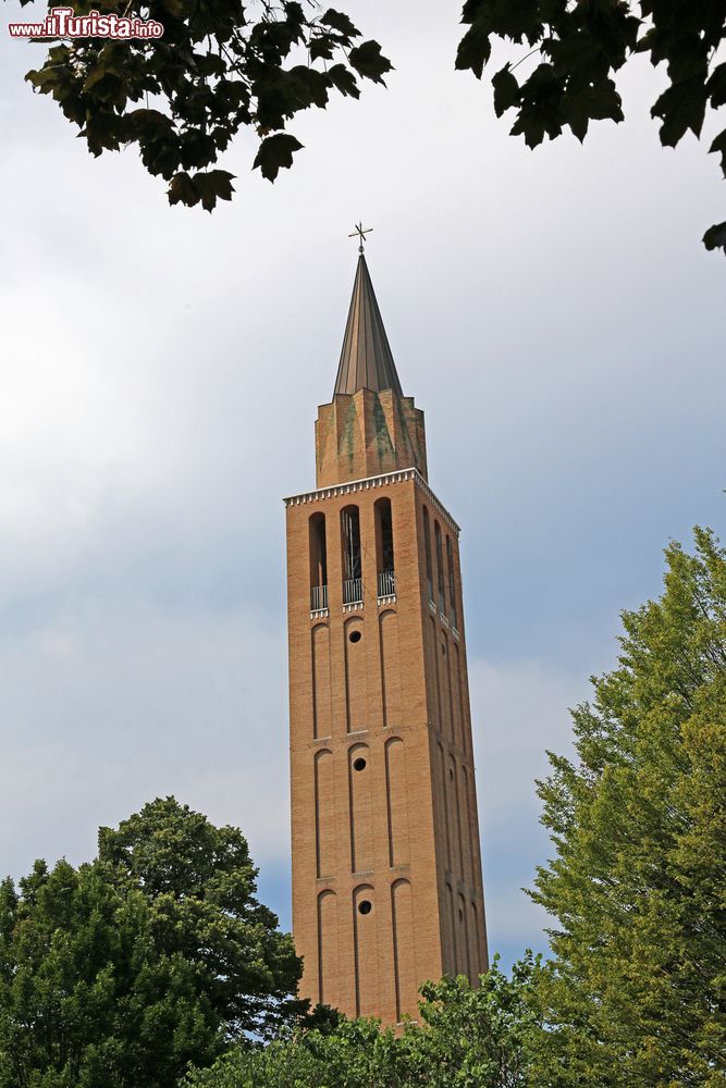 Immagine Il moderno campanile della chiesa di San Giovanni Battista a Jesolo, Veneto.