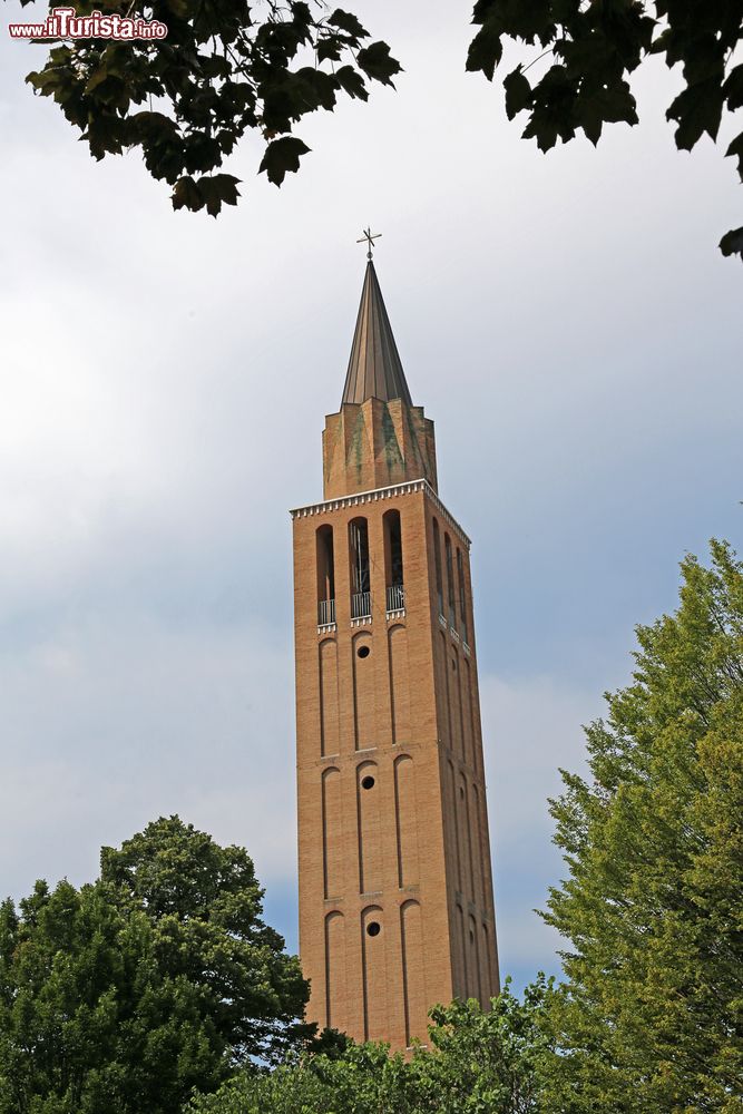 Immagine Il moderno campanile della chiesa di San Giovanni Battista a Jesolo, Veneto.