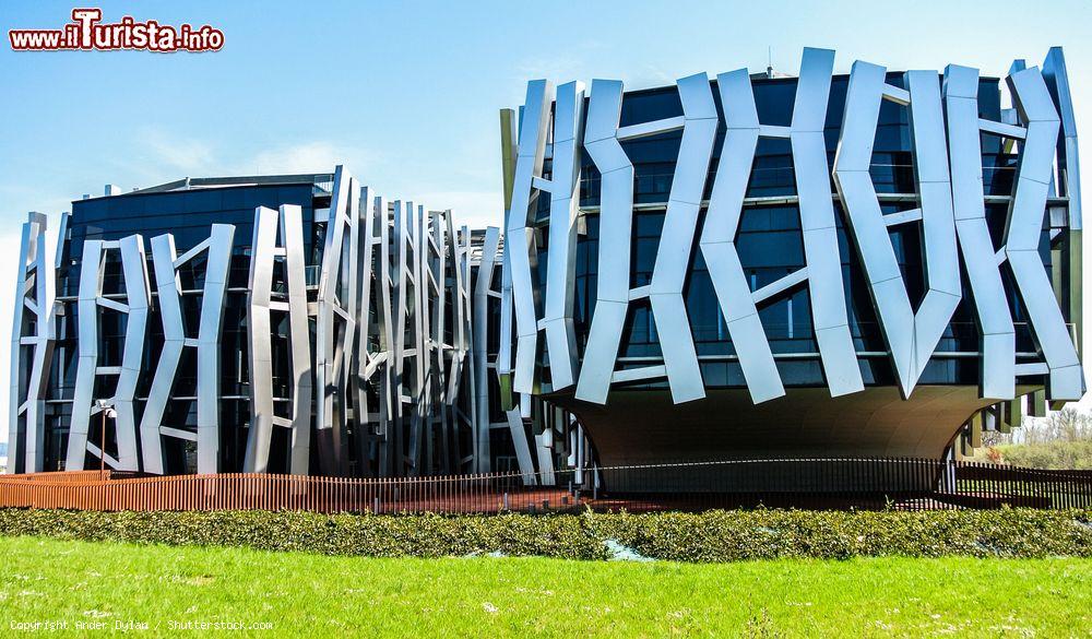 Immagine Il moderno edificio della KutxaBank a Vitoria Gasteiz, Spagna. Disegnato dall'architetto Moza, è sttao inaugurato al pubblico nel 2007 - © Ander Dylan / Shutterstock.com