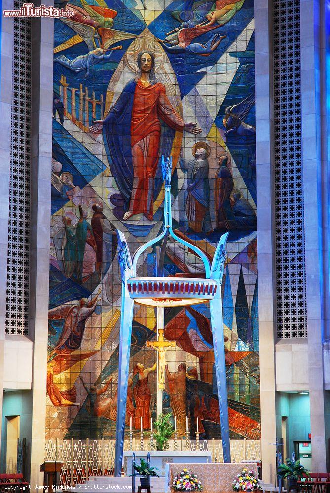 Immagine Il moderno murales dietro l'altare della St Joseph's Cathedral di Hartford, Connecticut - © James Kirkikis / Shutterstock.com