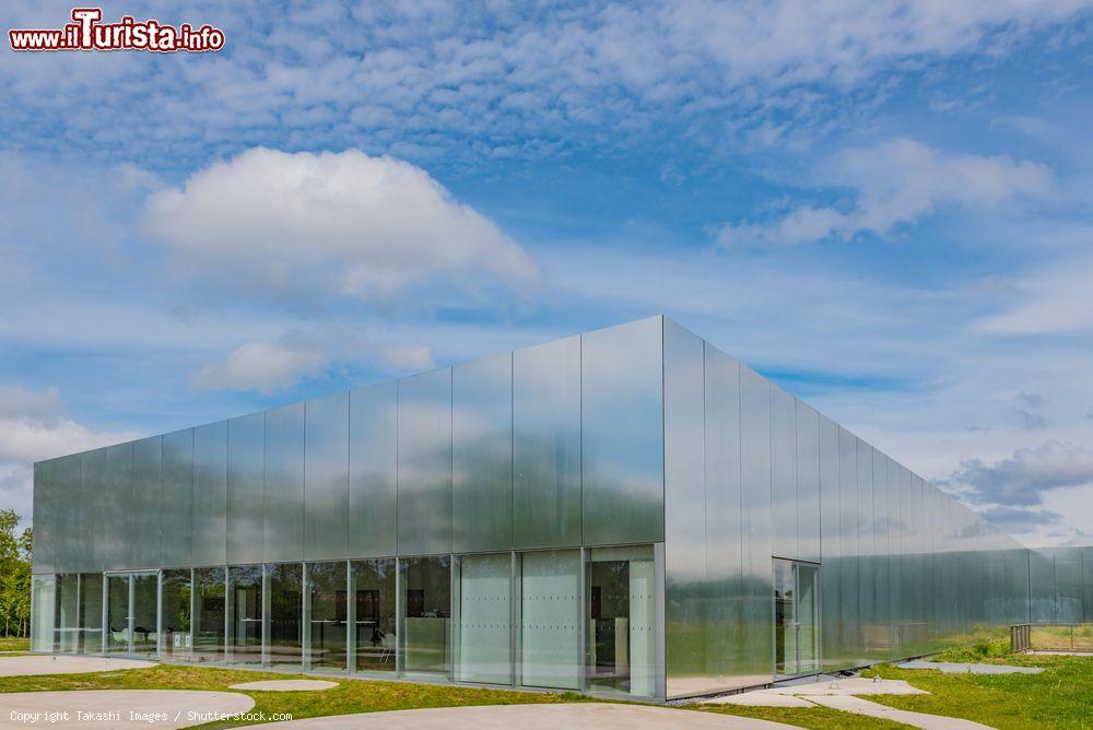 Immagine Il moderno museo d'arte del Louvre-Lens nella città di Lens, Passo di Calais (Francia) - © Takashi Images / Shutterstock.com