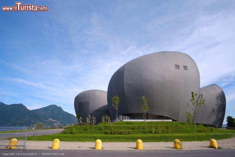 Immagine Il moderno Teatro Maggiore di Verbania, Piemonte. Progettata dall'architetto spagnolo Arroyo, questa costruzione ospita al suo interno due grandi sale mentre all'esterno si trova un'arena per concerti e rappresentazioni all'aperto - © Luca Lorenzelli / Shutterstock.com