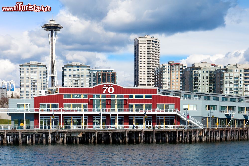 Immagine Il Molo 70 di Seattle con lo Space Needle sullo sfondo visto da Elliot Bay, stato di Washington (USA).