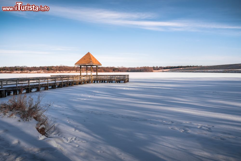 Immagine Il molo al lago Zorinsky, Omaha, in inverno (Nebraska - Stati Uniti d'America).