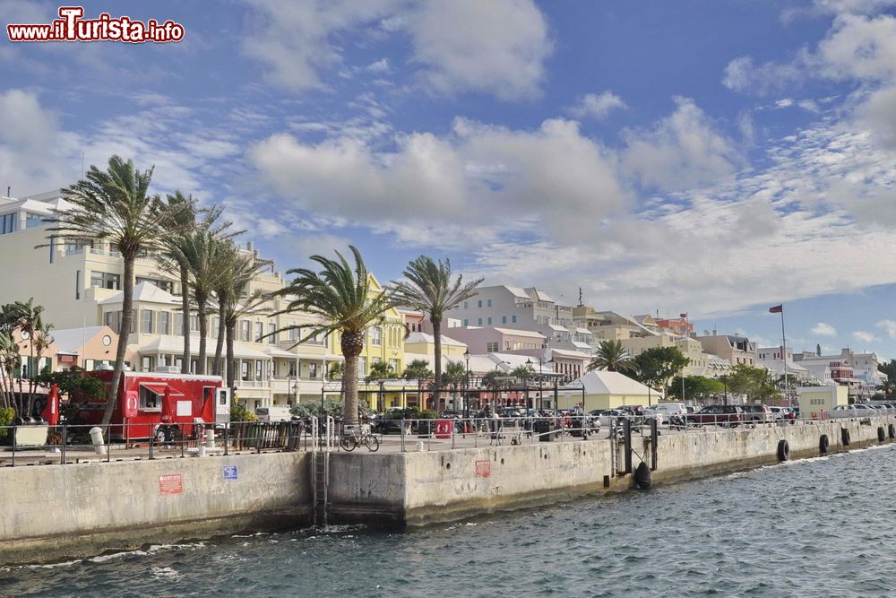 Immagine Il molo dei traghetti a Hamilton, Bermuda. La capitale delle Bermuda Islands può essere facilemnte raggiunta da alcune delle altre isole dell'arcipelago (ve ne sono circa 130) con il traghetto.