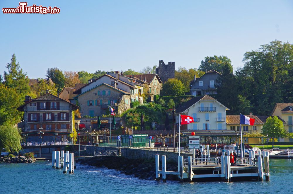 Immagine Il molo del piccolo porto di Yvoire, cittadina fracncese affacciata sul Lago Lemano (o Lago di Ginevra.