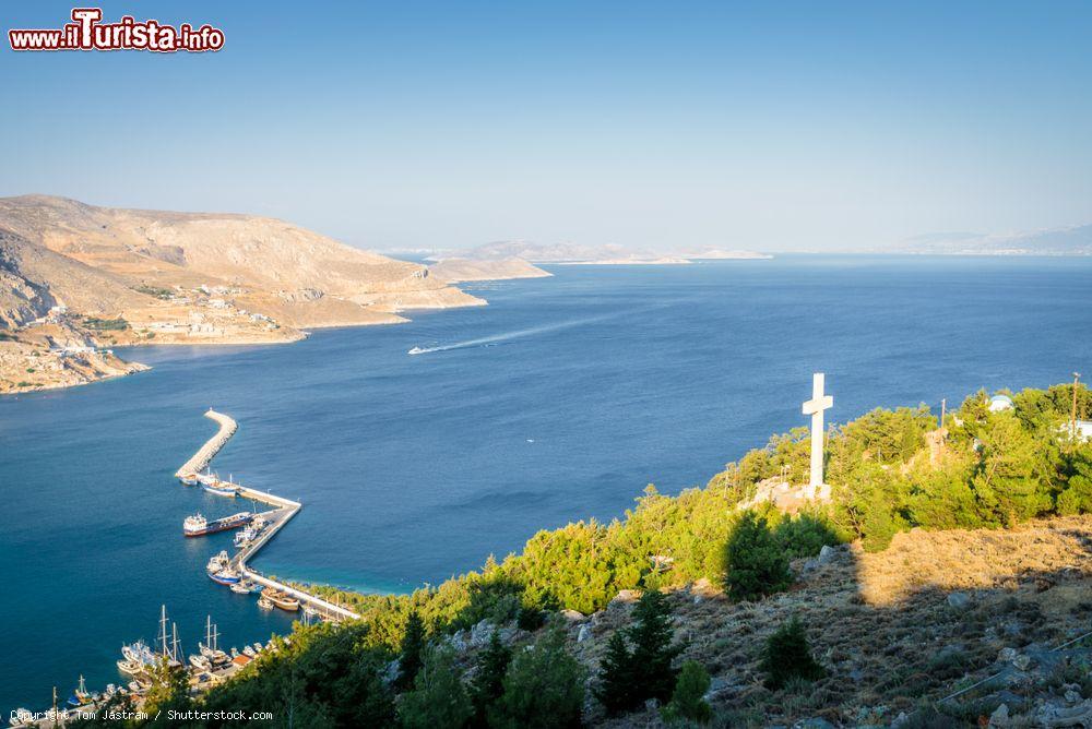 Immagine Il molo dell'isola di Kalymnos, Dodecaneso, visto dall'alto, con le barche ormeggiate - © Tom Jastram / Shutterstock.com