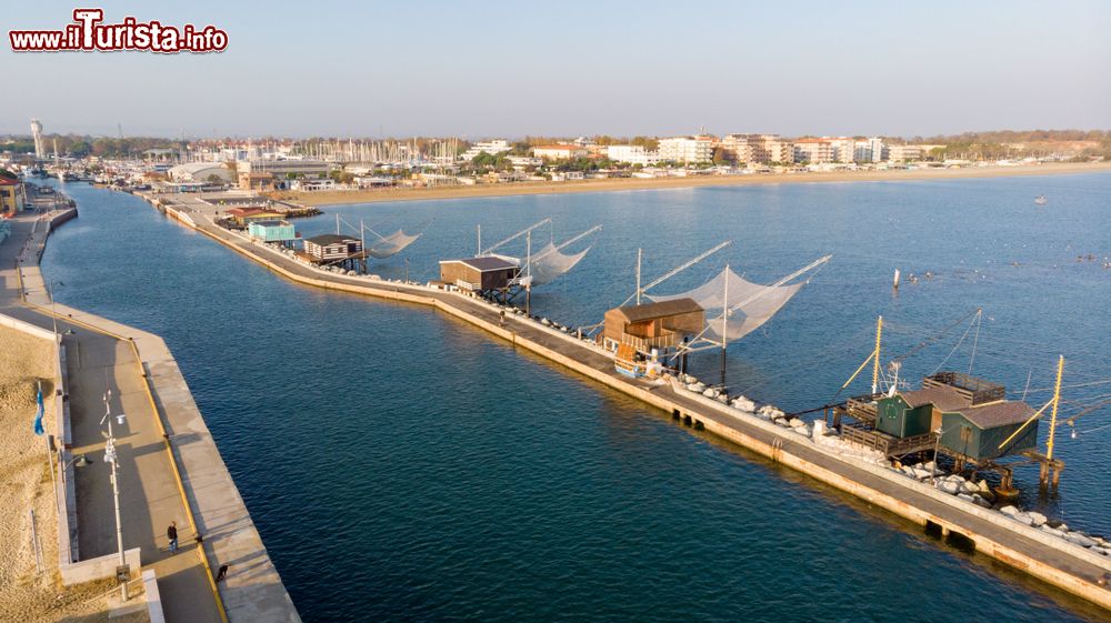 Immagine Il molo di Cesenatico con i tipici capanni da pesca della riviera romagnola