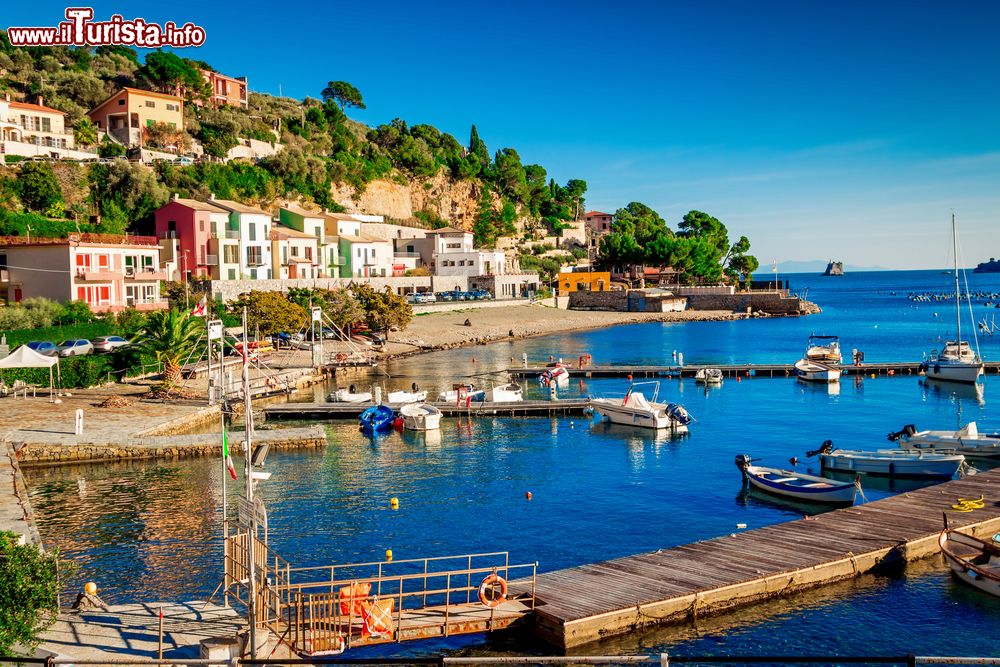 Immagine Il molo di Porto Venere, La Spezia, con sullo sfondo le case dalle tinte pastello.