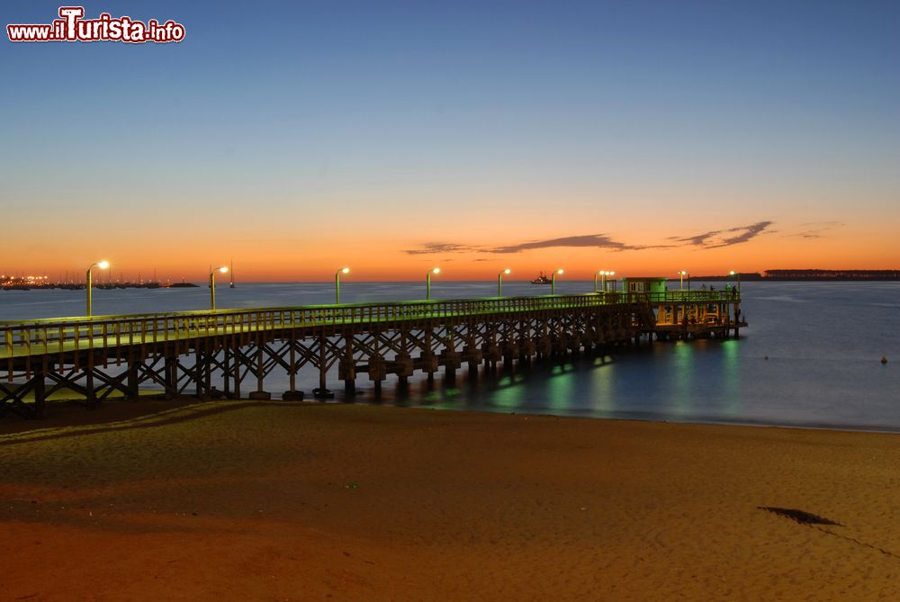 Immagine Il molo in legno a Playa Brava (Parada 3) a Punta del Este, Uruguay, fotografato al calar del sole.