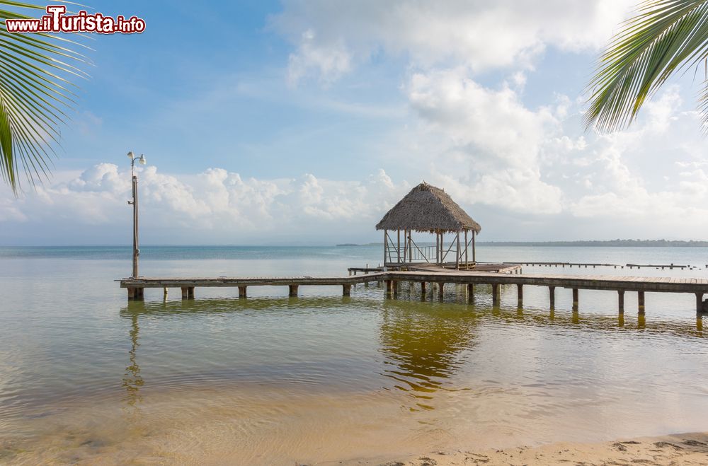 Immagine Il molo sulla spiaggia di Boca del Drago fotografato di sera nell'arcipelago Bocas del Toro, Panama. Questa spiaggia è famosa per l'alto numero di stelle marine.