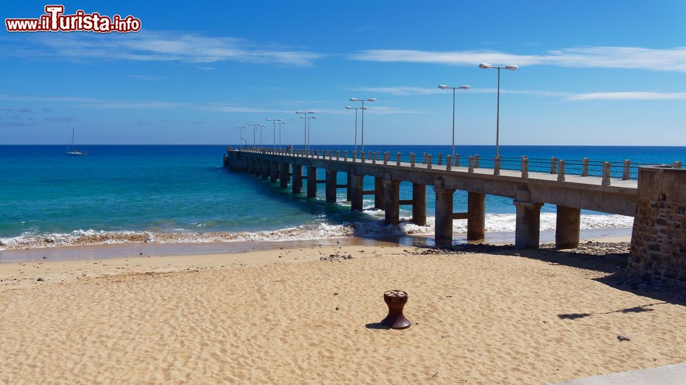 Immagine Il molo sulla spiaggia di Porto Santo presso la cittadina di Vila Baleira, il capoluogo dell'isola.