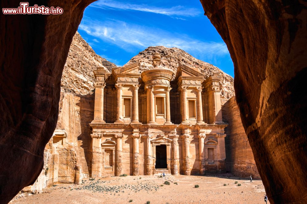 Immagine Il Monastero Ad Deir nella città di Petra in Giordania, una delle meraviglie del mondo, patrimonio dell'Umanità dell'UNESCO