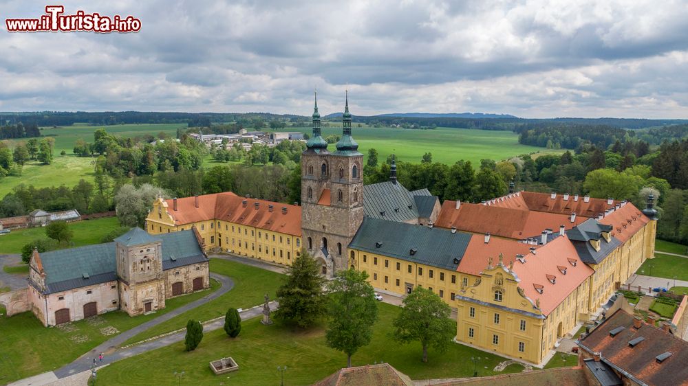 Immagine Il Monastero che domina il villaggio di Tepla in Boemia, Repubblica Ceca